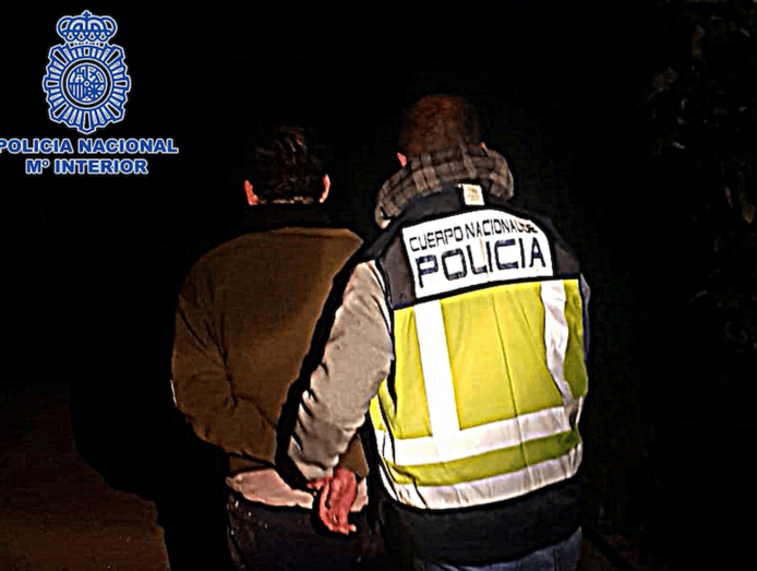 Juan Francisco Mejías González, custodiado por un agente de la UDYCO en el momento de su detención (Foto T)A